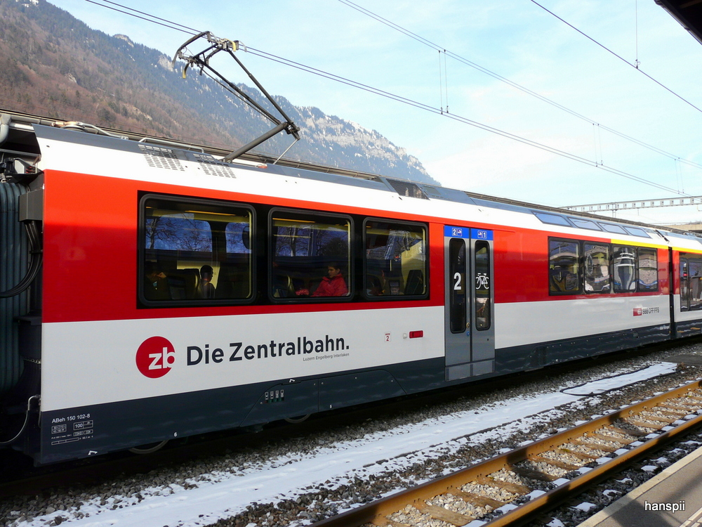 zb - Neuer Zug auf der Zentralbahn der 1 + 2 Kl. Zwischenwagen des ABeh 150 202-6 im Bahnhof Interlaken Ost am 26.01.2013