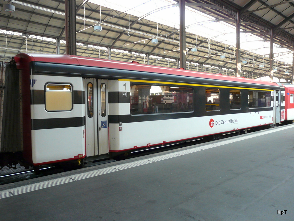 zb - Personenwagen  1 Kl. A 213-2 mit grossen Festerscheiben im Bahnhof Luzern am 10.09.2012