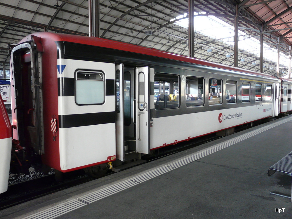 zb - Personenwagen 1+2 Kl. AB 432-4 im Bahnhof Luzern am 10.09.2012