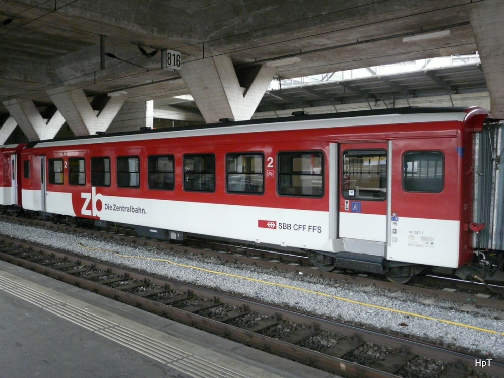 zb - Personenwagen mit Gepckabteil 2 Kl. BD 357-7 im Bahnhof Luzern am 11.06.2013