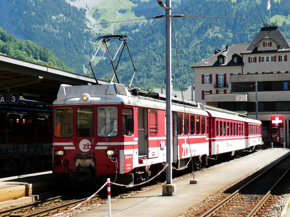 zb - Regio nach Luzern im Bahnhof Engelberg am 01.08.2010