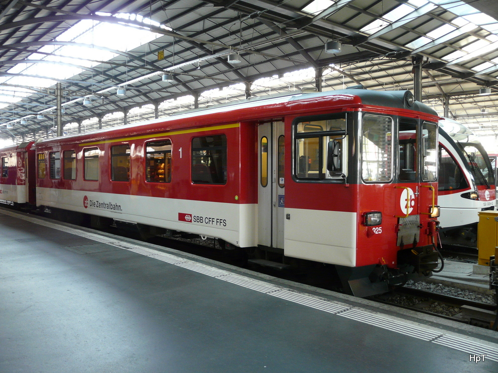 zb - Steuerwagen 1+2  Kl. ABt 925-7 im Bahnhof Luzern am 10.09.2012