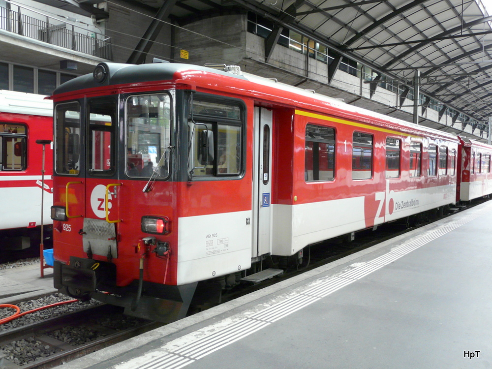 zb - Steuerwagen 1+2 Kl. ABt 925-7 im Bahnhof Luzern am 11.06.2013