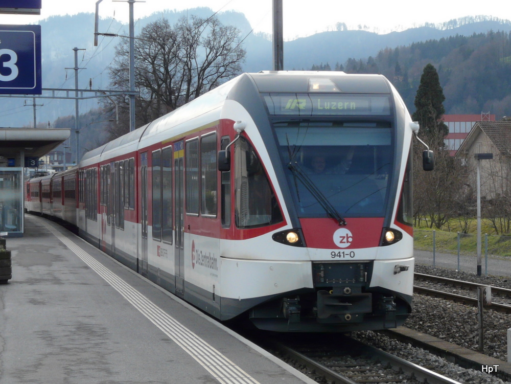 zb - Steuerwagen ABt 941-0 unterweg als IR bei der Durchfahrt im Bahnhof Horw am 15.01.2011
