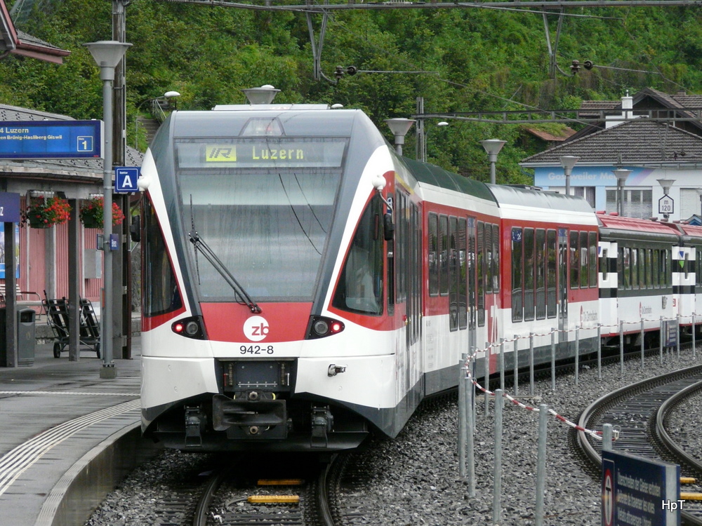 zb - Steuerwagen Einheit ABt 942-8 am Schluss des IR nach Luzern hier im Bahnhof Brienz am 06.08.2010