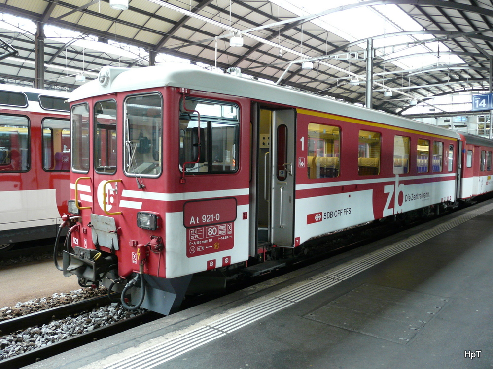 zb - Steuerwagen Nur 1 Kl. At 921-0 im Bahnhof Luzern am 11.06.2013