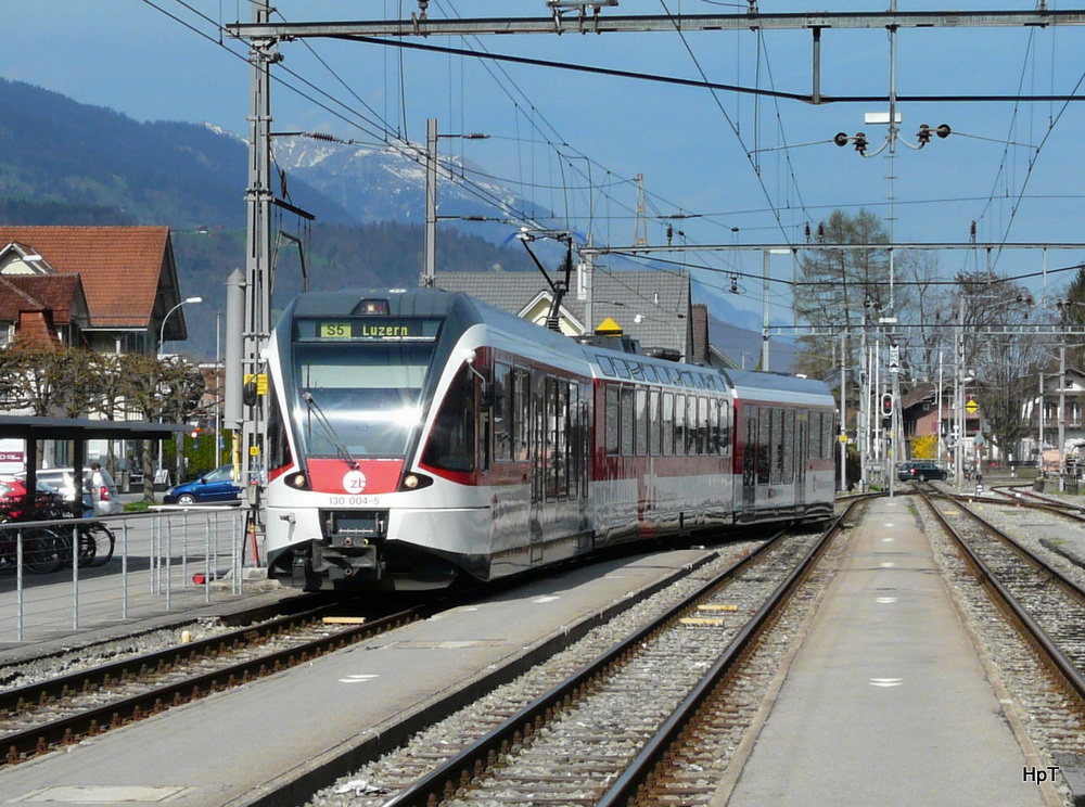zb - Triebwagen ABe 130 004-5 bei der einfahrt in den Bahnhof von Giswil am 31.03.2012 .. Standort des Fotografen auf dem Perron ..