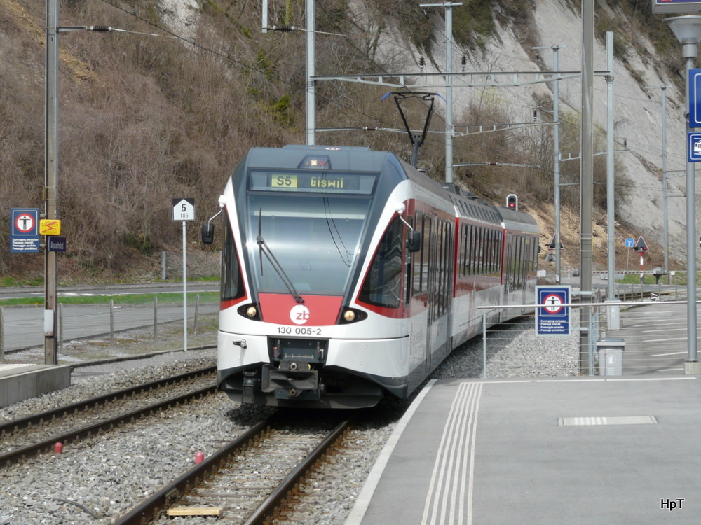 zb - Triebwagen ABe 130 005-2 bei der einfahrt in den Bahnhof von Alpnach am 31.03.2012