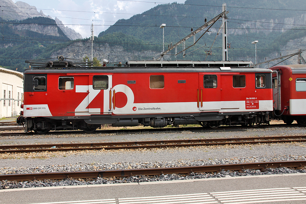 ZB-Triebwagen De 110 003-1 im Bahnhof Meiringen. Unermdlich pendelt der 70-Jhrige immer noch zwischen Interlaken-Ost und Meiringen umher. Aufnahme vom 21. August 2012, 18:27