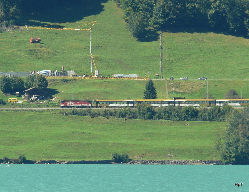 zb - Triebwagen De 4/4 110 021-3 mit Goldenpass unterwegs bei Niederried am 14.09.2012