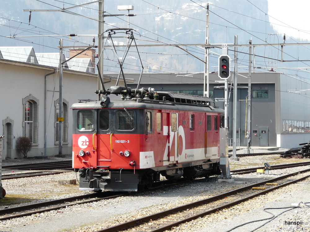 zb - Triebwagen De 4/4  110 021-3 im Bahnhofsareal in Meiringen am 23.03.2013