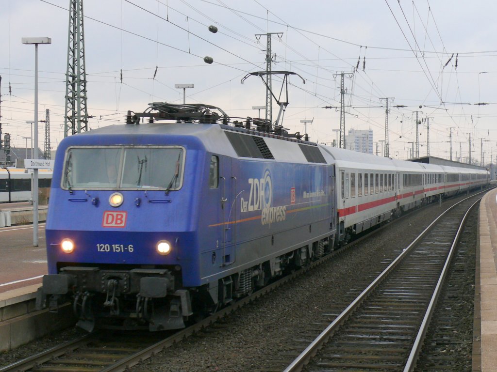 ZDF 120 151-6 mit IC 2011 nach Stuttgart, Ausfahrt aus Dortmund.(14.03.2010)