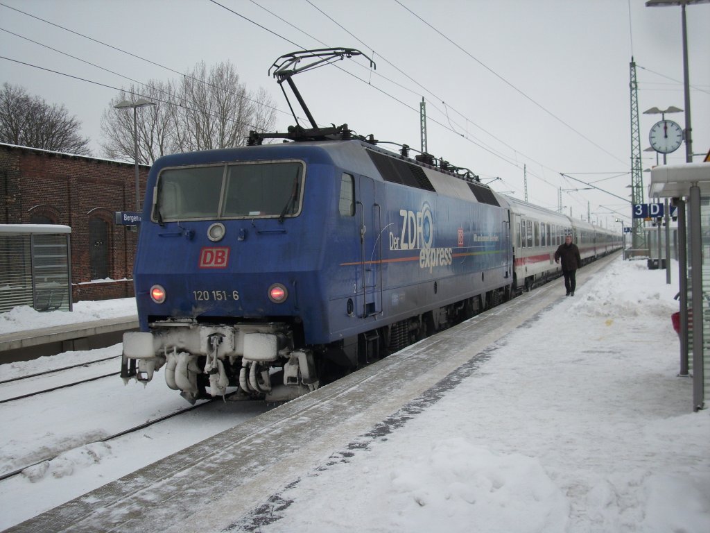 ZDF 120 151 schob am 18.Januar 2010 den IC 2377 Binz-Frankfurt/Main aus den Bahnhof von Bergen/Rgen.