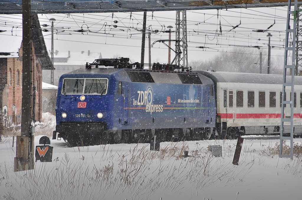 ZDF-Express (120 151) hat den verschneiten Bf Stralsund erreicht und ihren IC-Park abgezogen zum umsetzen am 16.02.2010