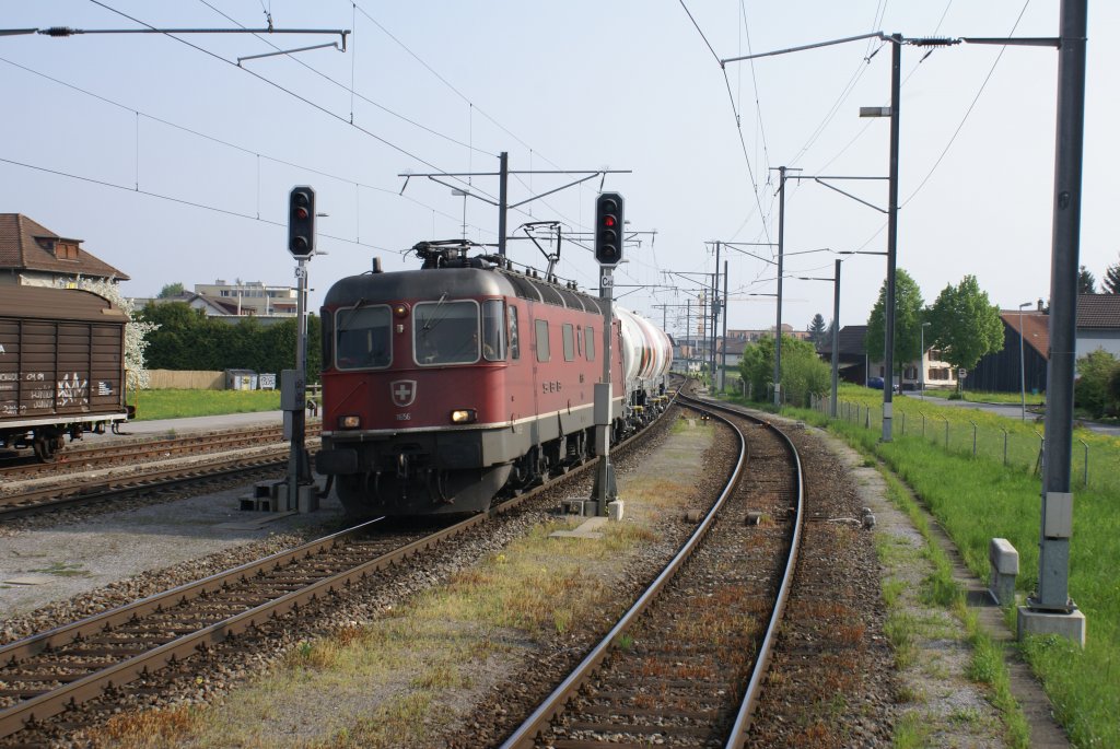 Zementzug 74309 von Herisau nach Zizers mit 2 Wagen und bermotorisierter Traktion ( 10600 PS ). Kreutzung in Heerbrugg