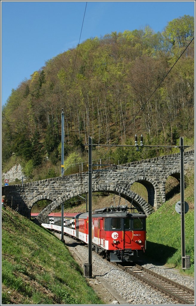 Zentralbahn De 4/4 110 021-3 mit dem IR 2219 von Interlaken nach Luzern am 9. April 2011 bei Niederried. 
