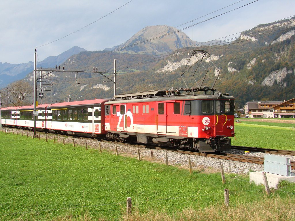 Zentralbahn - Einfahrt im Bf. Meiringen - Interegio zug von Interlaken nach Luzern. - De 110 022-1 - 14-10-2012