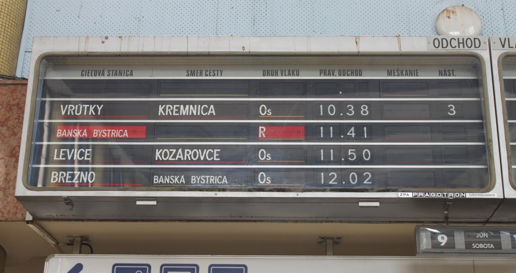 Zentraler Zugziel- und Bahnsteiganzeiger des Bahnhofes Zvolen osobn stanica/Altsohl Persbf. (linker Teil), Verkehrsstand am 09.06.2012, um 10:35