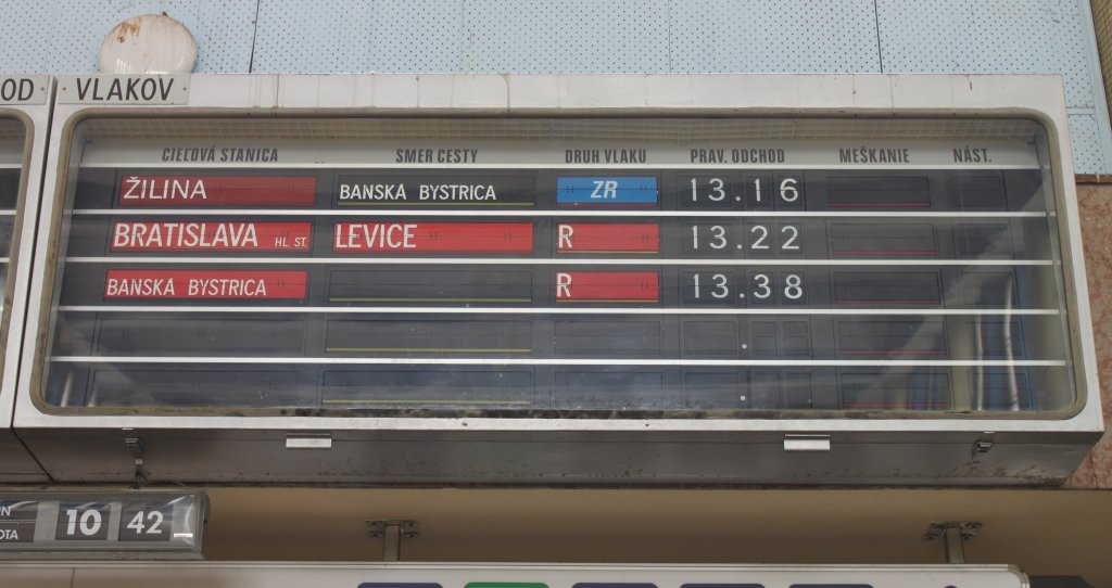 Zentraler Zugziel- und Bahnsteiganzeiger des Bahnhofes Zvolen osobn stanica/Altsohl Persbf. (rechter Teil), Verkehrsstand am 09.06.2012, um 10:35
