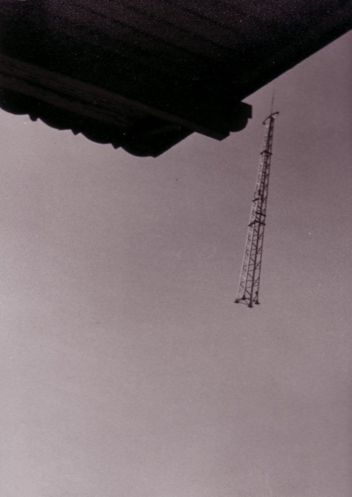 Zepernick, Sommer 1987. Ein Fahrleitungsmast von einem Interflug-Hubschrauber gehalten, schwebt durch die Luft...