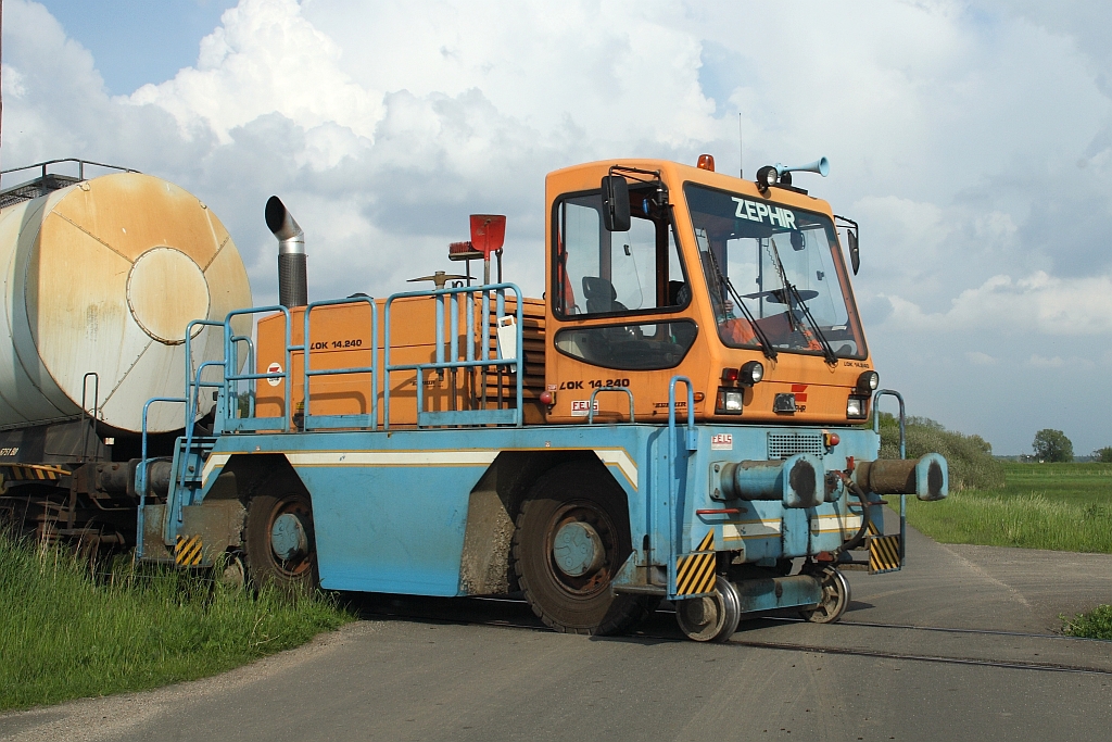 Zephir LOK 14.240 der Leipa Logistik GmbH rangiert am 21.05.2010 vor den Papierwerken Schwedt