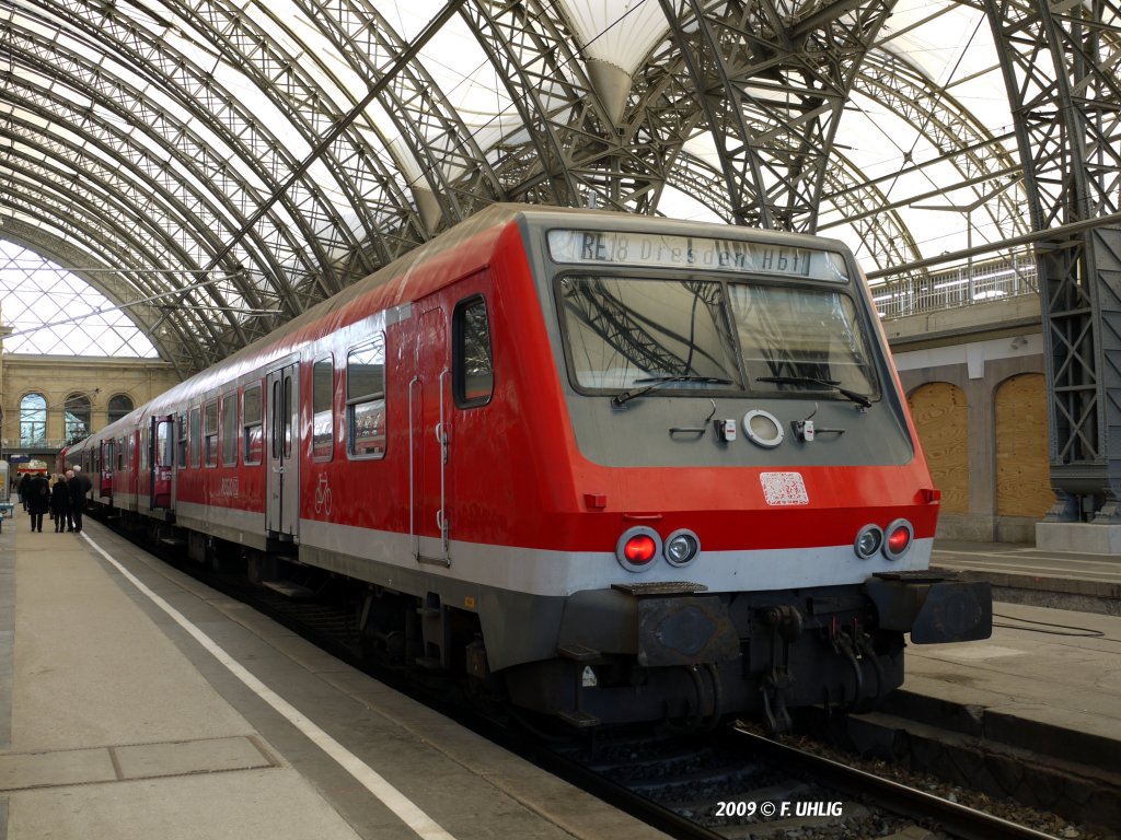 Zerbr�selter Magerkeks - Dem bejahrten Steuerwagen des soeben auf Linie RE18 von Cottbus in DD-Hauptbahnhof angekommenden Wendezuges steht das verwitterte Logo nicht gerade gut zu Gesicht (26.11.2009).  