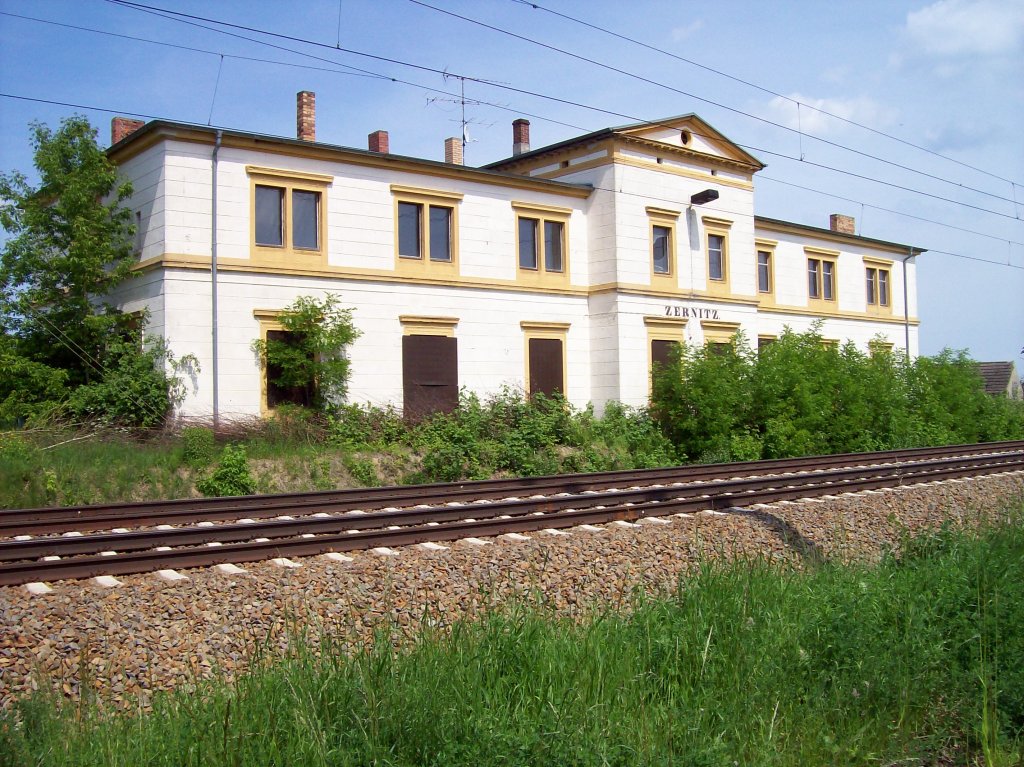 Zernitz (Hamburger Bahn, KBS 204), ehem. Bahnhof, klassizistischer Putzbau, 1844-46 erbaut, heute leer stehend (07.06.2010)