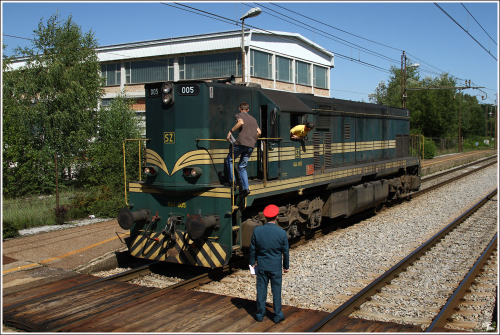 Zettelbergabe im Bahnhof Race (644 005)
11.8.2011