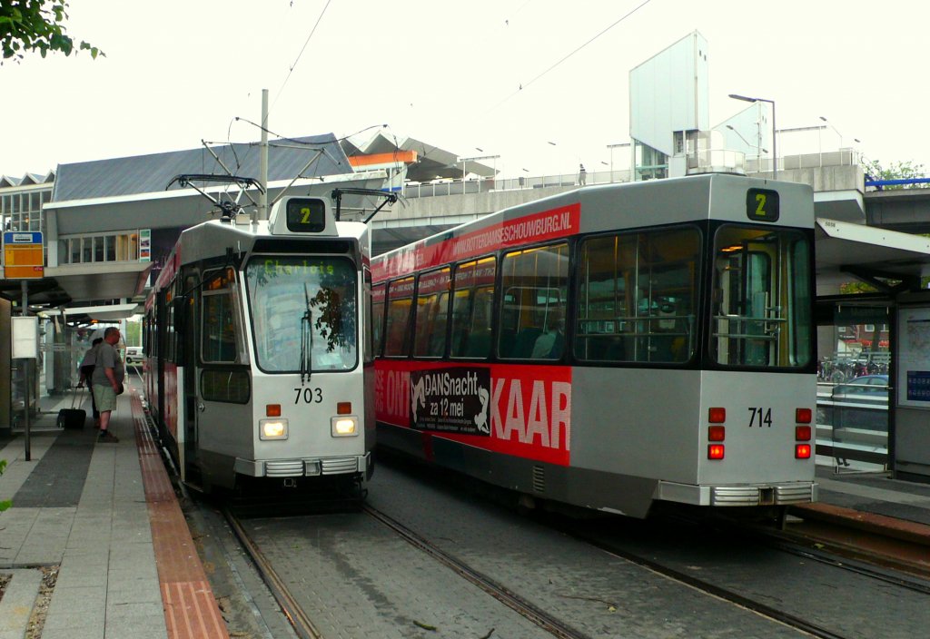 ZGT 6/6 703 und 714 beim  Metro-Station  Maashaven am 29.05.2012.
Diese Wagen Fahren nur noch auf Linie 2 und zwar Montag-Freitag.
Es kommen nur noch die Wagen in den neuen Farben im Einsatz und damit haben alle Strassenbahnen in Rotterdam erstmal seit 1982 das gleiche Farbdesign.