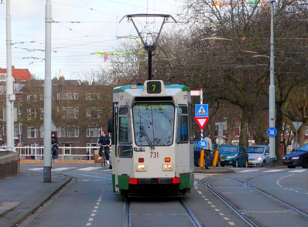 ZGT 6/6 731 bei der Zaagmolenbrug auf die Linie 7 am 24.Dez.2011.
Das Ende f�r diese Fahrzeuge n�hert sich leider, sie fahren nur noch auf die Linien 7 und 4 (Teilweise). es bleiben jedoch 15 St�ck als Reserve vorhanden.
