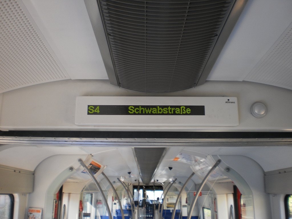 Zielanzeige im Verstrkerzug der S4 nach Stuttgart Schwabstrae
