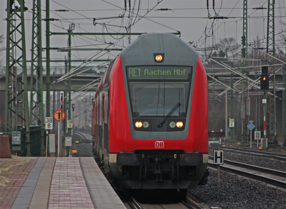 Ziemlich am Ende war der Wagenpark des RE10120 aus Paderborn auf seinem Weg nach Aachen, wegen mehreren Schden und Strungen waren bereits zwei Wagen verschlossen und in Aachen wurde der gesamte Zug ausgesetzt, hier bei seiner Ankunft im Bahnhof Dren mit Schublok 146 022-9, 12.12.10