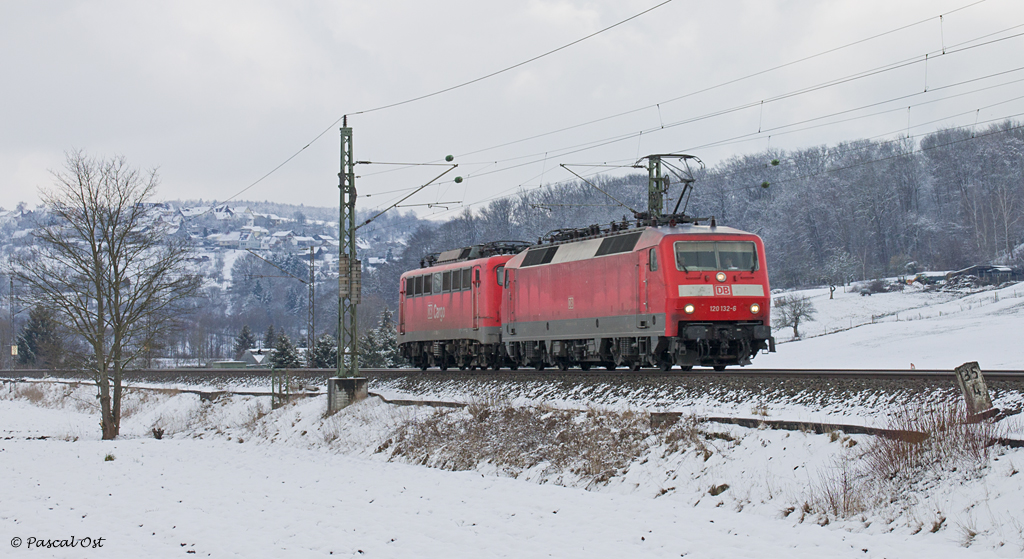 Ziemlich dster war es als 120 132-6 am 9. Februar 2013 bei Uhingen damit beschftigt war, eine von DB Schenker angemietete 140 in Richtung Ulm zu befrdern. Das Gespann verkehrte als Pbz 2461.