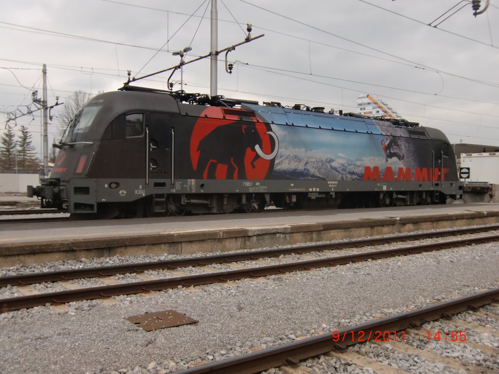 Ziemlich lange mu�te ich warten, bis ich dieses Fahrzeug endlich zu Gesicht bekam. Am 9.12.2011 fuhr die Sonderlok  MAMMUT  der Slowenischen Eisenbahnen mit einem G�terzug durch den Bahnhof der Hauptstadt Laibach. Meine Bef�rchtung, sie k�nnte ohne Aufenthalt Richtung Osten weiterfahren, erwies sich zum Gl�ck als unbegr�ndet, denn nachdem sie ihren Zug an zwei bereits wartende Fahrzeuge der Baureihe 541 abgetreten hatte, wurde sie vom Lokf�hrer in idealer Fotografierposition abgestellt. Lediglich das Wetter h�tte besser sein k�nnen.