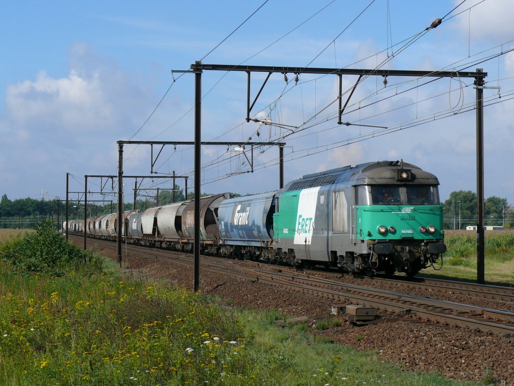 Ziemlich pnktlich kam 467483 der SNCF mit ihrem Getreidezug auf dem Weg zum Antwerpener Hafen. Hier aufgenommen am 13/08/2010 auf der Schleife bei Ekeren.