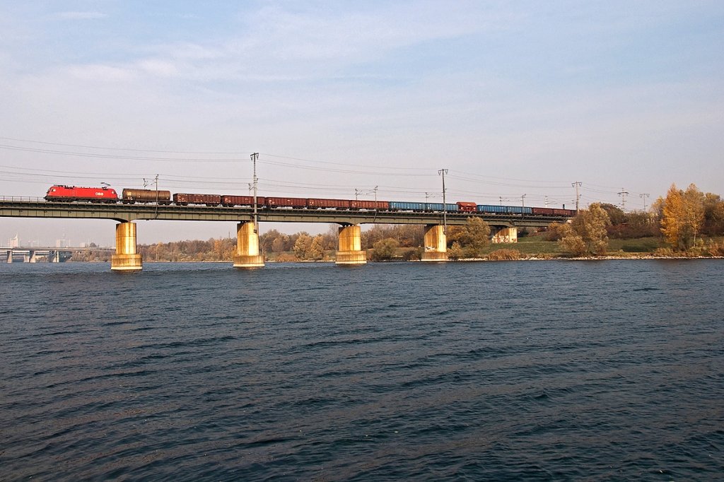 Ziemlich rauhe See herrschte am 06.11.2011 als dieser Gterzug die Brcker ber das Wiener Entlastungsgerinne berquerte.