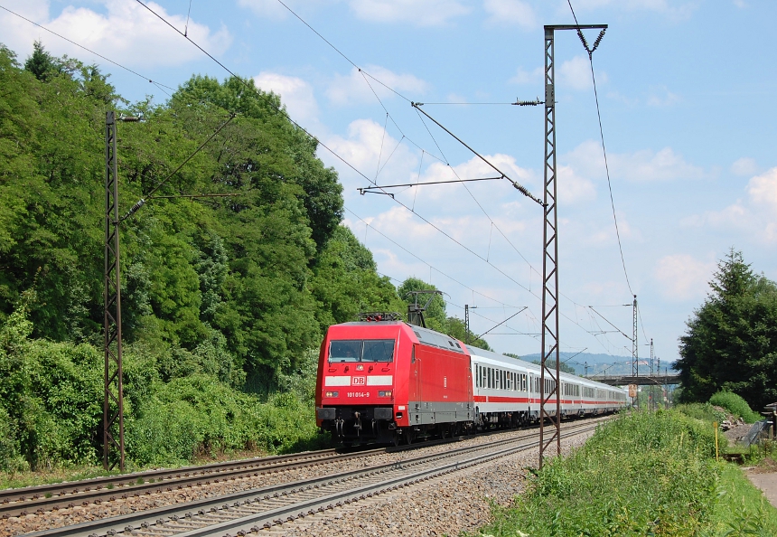 Ziemlich sauber prsentierte sich 101 014-9 als sie am 25.6.2010 auf der Filsbahn mit einem IC in Richtung Stuttgart rollte. Das Bild entstand kurz vor Gppingen.