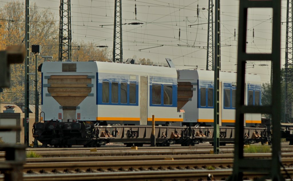 Ziemlich versteckt stehen am 27.10.2011 in Gremberg zwei Flachwagen, auf denen sich Bauteile fr die Niederlndischen SLT-Triebzge 2400-2600 Sprinter Lighttrain befinden, die in Aachen bei Bombardier bei der Endmontage verbaut werden. Das linke Modul mit der Kombination zwei Fenster, Tre, vier Fenster ist der Fahrgastraum direkt hinter dem Triebwagen-Fhrerstand.