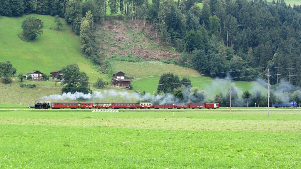 Zillertalbahn-Dampfzug bei Fgen i.Z. am 17.7.2012.