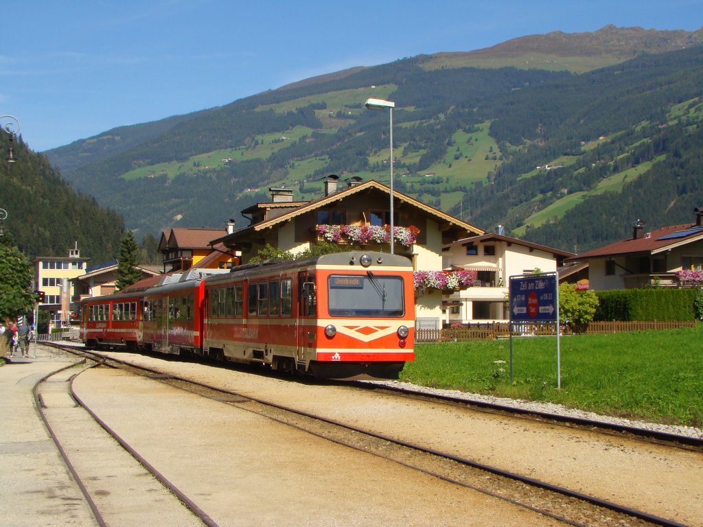Zillertalbahn in Zell am Ziller Bahnhof. 20.09.2010