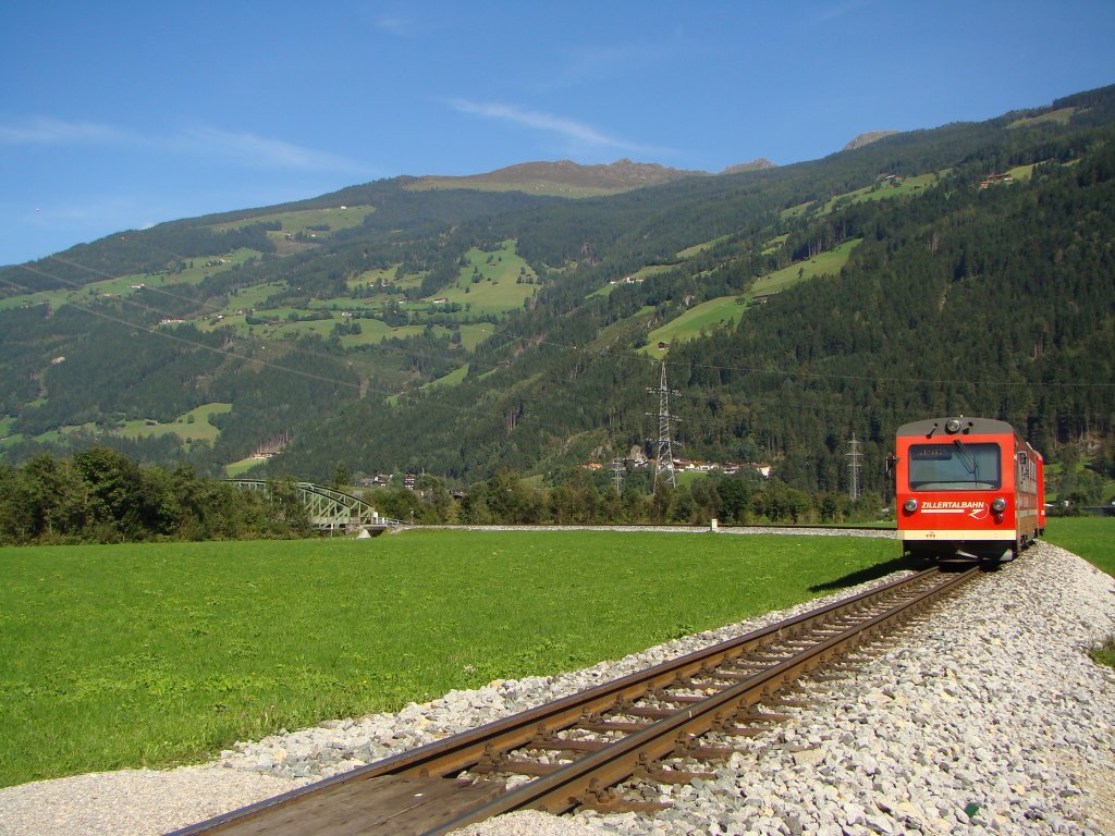 Zillertalbahn Zug beim Zill Brcke. 20.09.2010