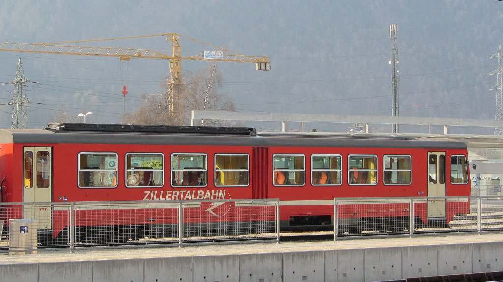 Zillertalbahnhof Jenbach. Hier Bahnsteig  ZB  mit einfahrendem Zug aus Mayrhofen.(24.3.2012)