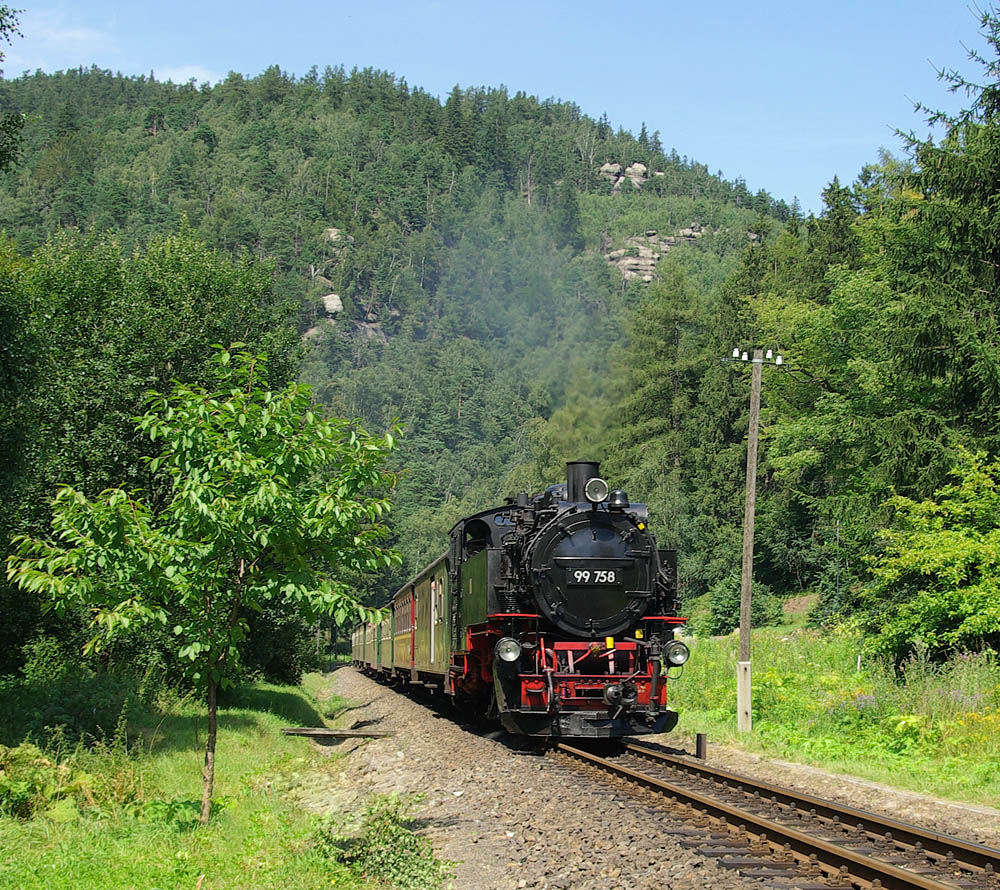 Zittauer Schmalspurbahnen:
99 758 befindet sich hier in der kurzen fotogenen Steigung vor dem Endbahnhof Oybin. Dort werden anschlieend am Wasserkran die Vorrte aufgefllt und die Lok umgesetzt.
02.08.2009