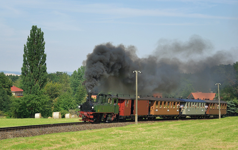 Zittauer Schmalspurbahnen:
Die Schsische IVK Nr. 145 mit dem Sachsenzug kmpft sich hier durch die Steigung zwischen dem HP Jonsdorf und dem Endbahnhof Kurort Jonsdorf.
02.08.2009