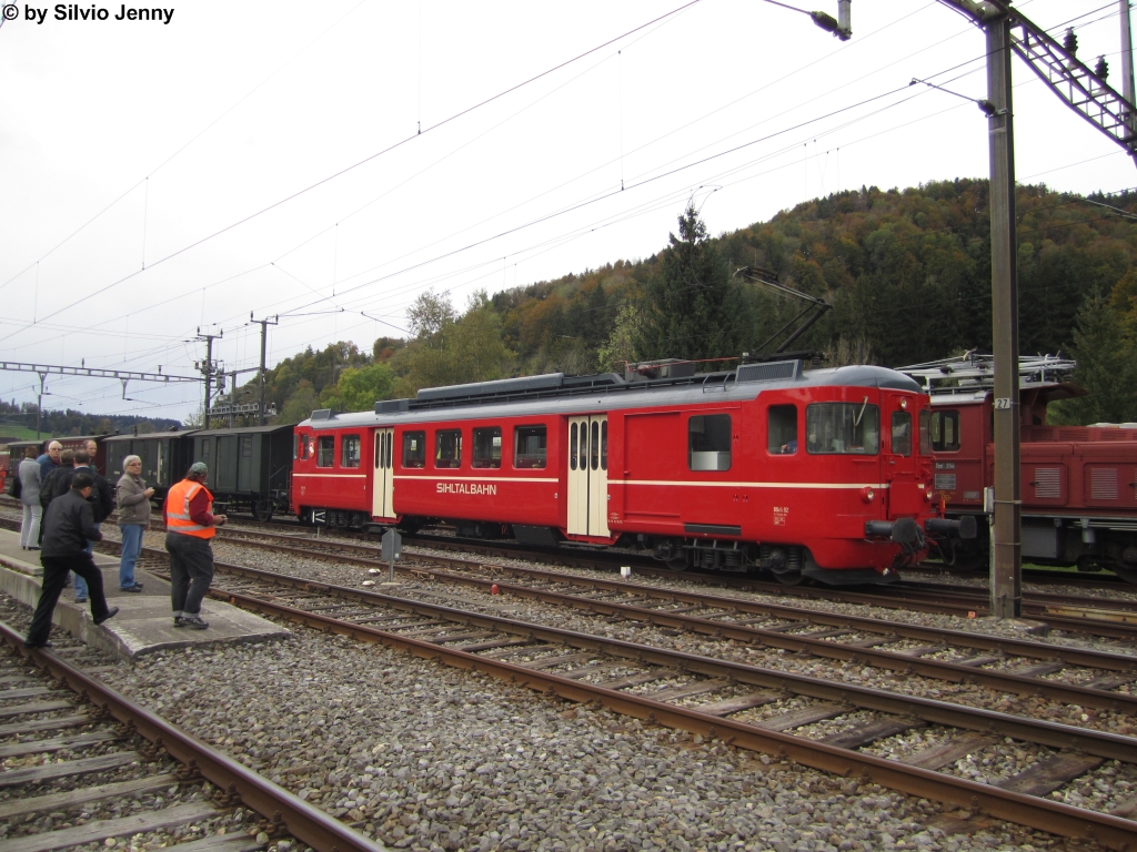 ZMB ex SZU BDe 4/4 92 am 14.10.2012 in Bauma anlsslich dem Fahrzeug-Treffen des DVZO. Die BDe 4/4 der SZU wurden 2009, nachdem zwei DPZ als Occasion in Betrieb kamen, ausrangiert und teilweise abgebrochen. Der BDe 4/4 92 kam in die Obhut der ZMB (Zrcher Museumsbahn) wo er die ursprngliche Farbgebung erhielt.
