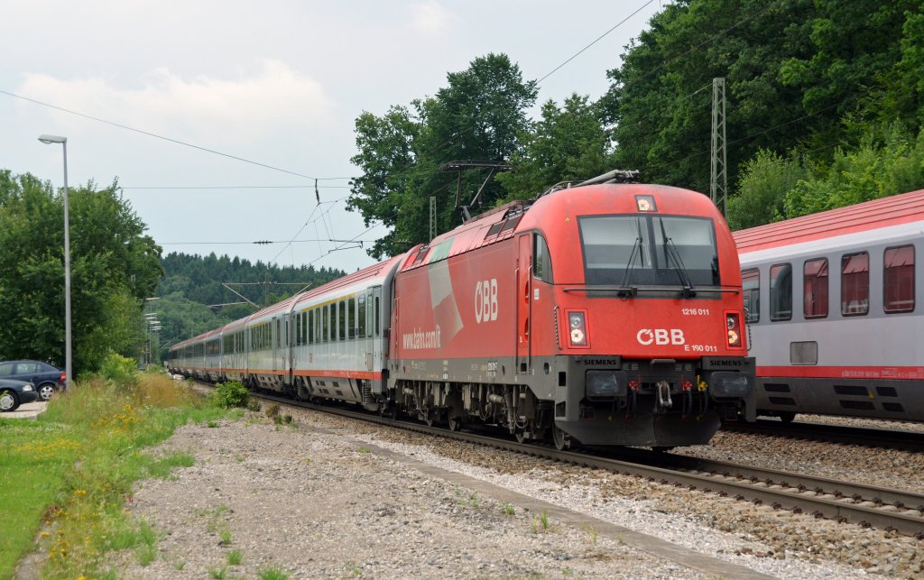 ...zog 1216 011 ihren EC durch Assling Richtung Mnchen. Fotografiert am 06.07.12.