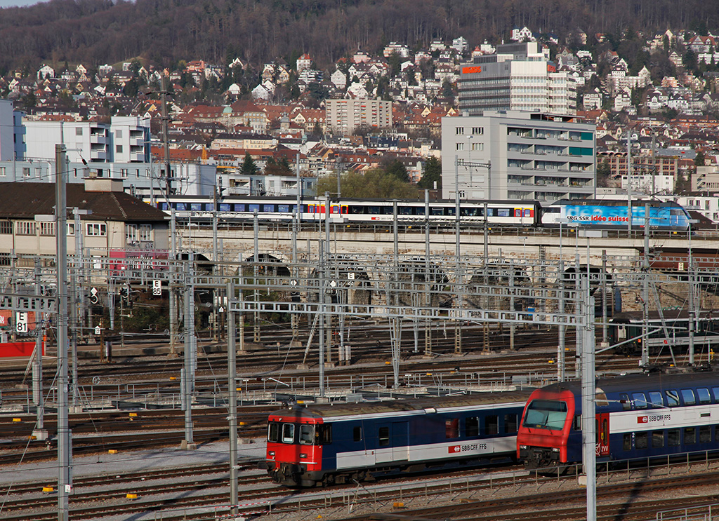 Zrich HB/Hardbrcke. Die Steuerwagen im Vordergund haben noch Sonntagsruhe, whrend ein IC mit Re460 auf der Brcke in Richtung Oerlikon-Flughafen fhrt. 05. April 2010, 18:40