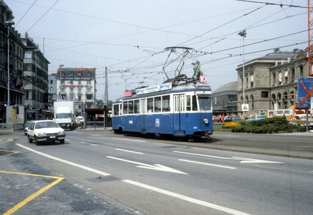 Zrich VBZ Tram 10 (Be 4/4 1372) Bahnhofplatz / Bahnhofquai im August 1986.