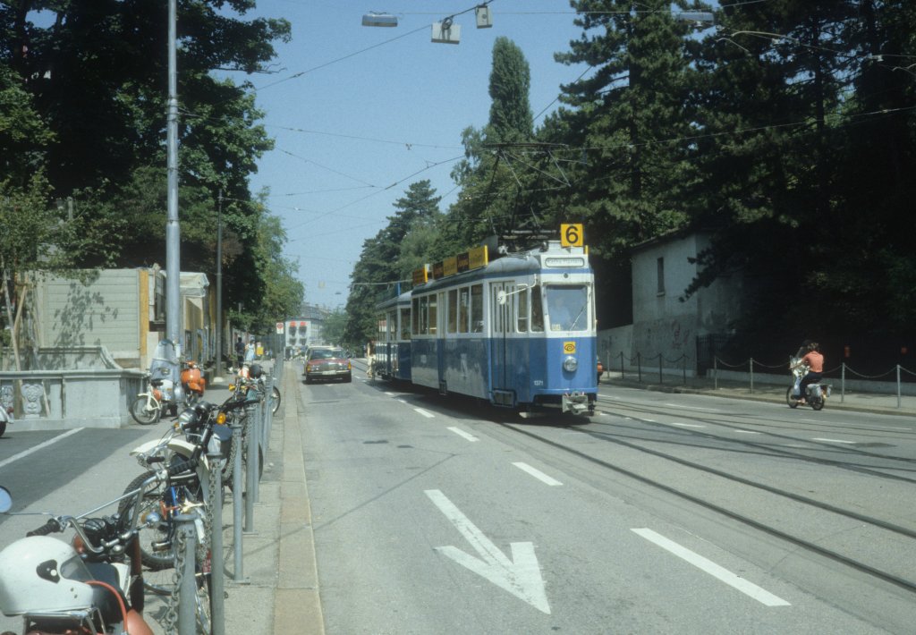 Zrich VBZ Tram 6 (Be 4/4 1371) Rmistrasse / Gloriastrasse im Juli 1983.