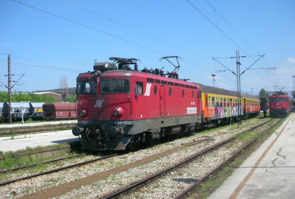 ZS 444-009 mit Zug 4905 nach Presevo in Nis am 27.4.10